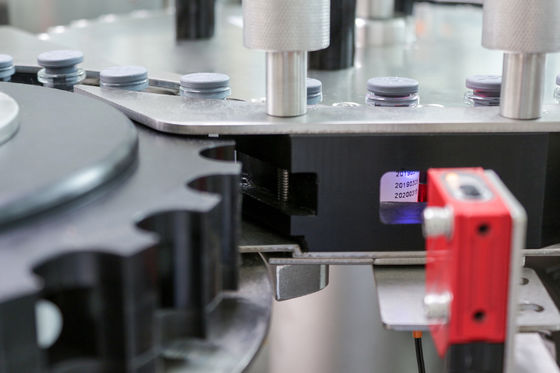 Máquina de etiquetado automática de la exactitud 0.5m m 750 botellas por minuto