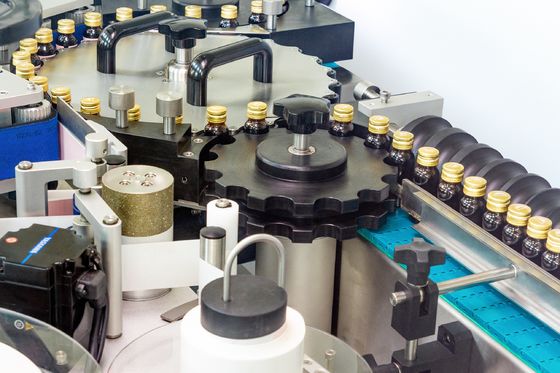 750pcs/minuto Tres puntos posicionamiento botella redonda máquina de etiquetado estable y de alta velocidad