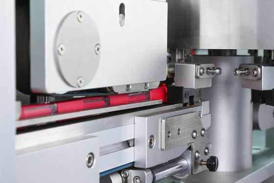 2Kw 220VAC Máquina de etiquetado de lápiz labial controlada por PLC con 60-90 piezas/min